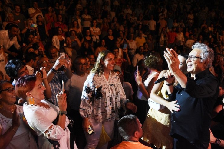 Zülfü Livaneli konserine ünlüler akın etti