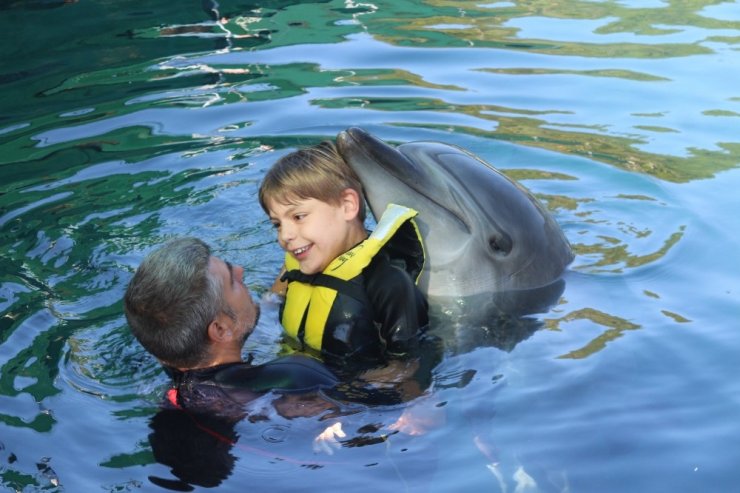 Engelli çocuklar, yunus balıkların öpücüğüyle moral buldular
