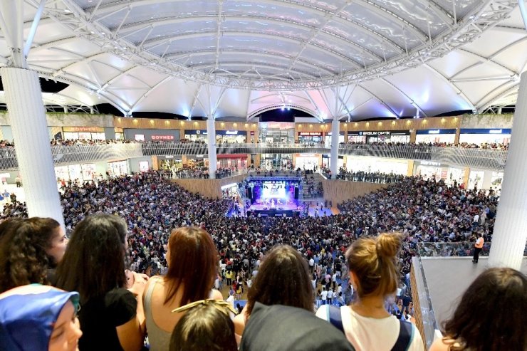 Balıkesirliler Ece Seçkin ile müziğe doydu