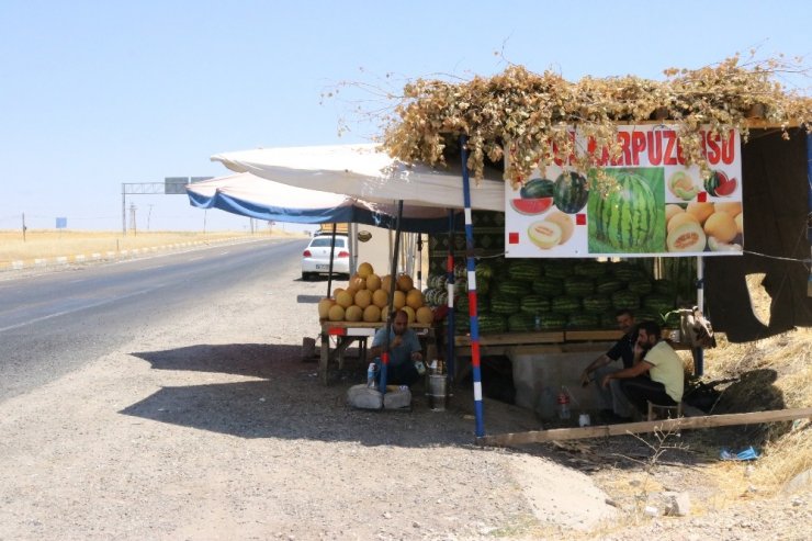 45 derece sıcakta ekmek parası kazanıyor