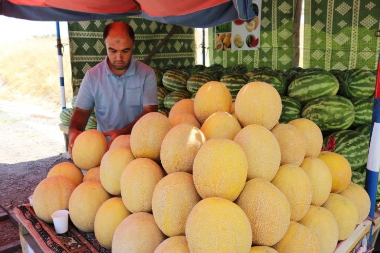 45 derece sıcakta ekmek parası kazanıyor