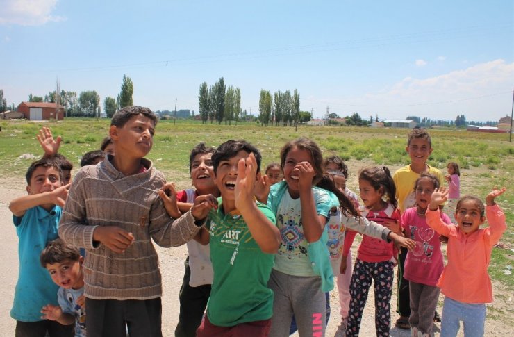 Mevsimlik işçi çocuklarının drone ile tanışması