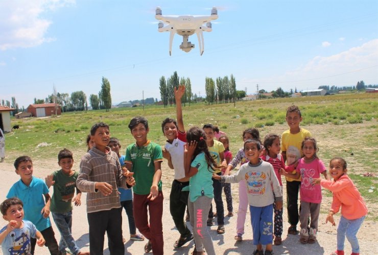 Mevsimlik işçi çocuklarının drone ile tanışması