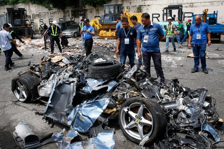 Filipinler’de ele geçirilen kaçak Ferrari imha edildi