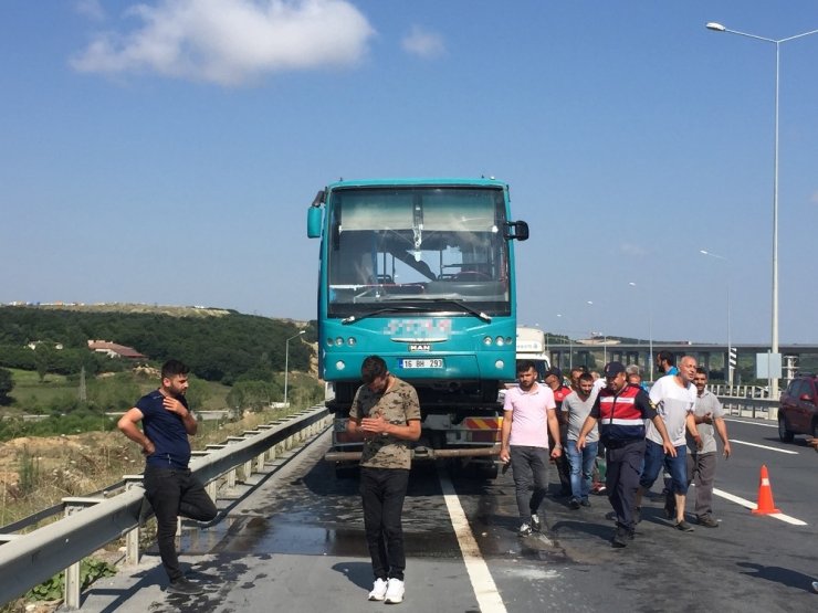 Havalimanı işçilerini taşıyan midibüs kaza yaptı: 12 yaralı