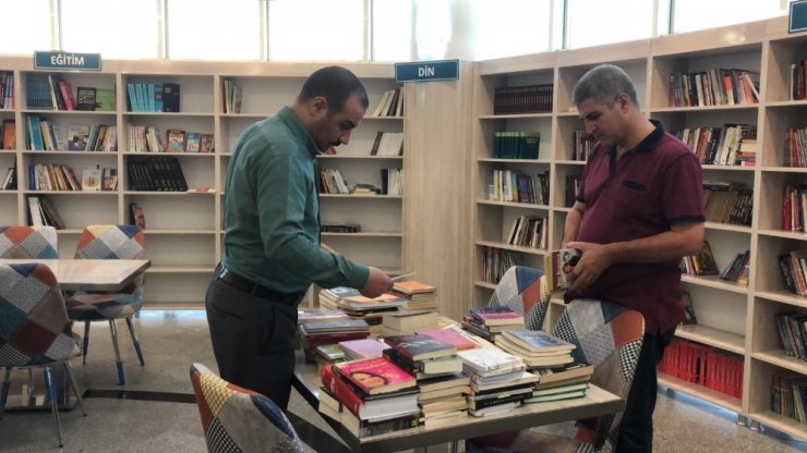 İstanbul’dan Siirt’te 400 kitap gönderildi