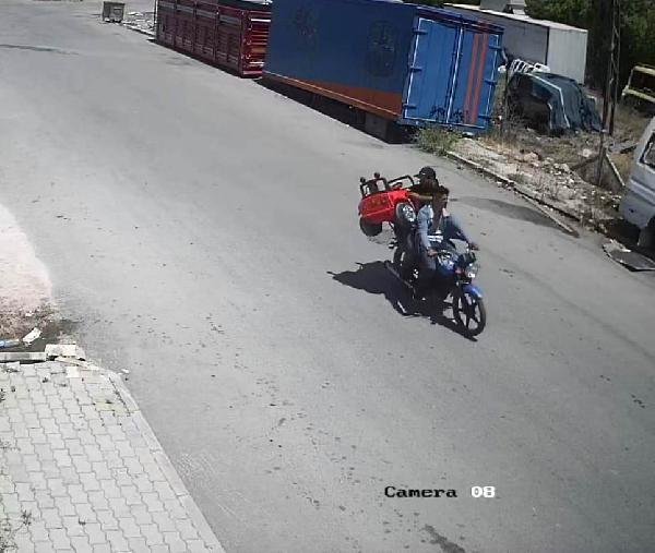 Konya'da akülü araba çalan hırsızlar kamerada