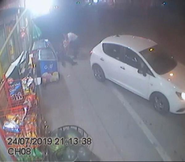 Konya'da sürücü, yola atlayan yayaya çarpmamak isterken kaldırımdaki baba ve çocuklarına çarptı!