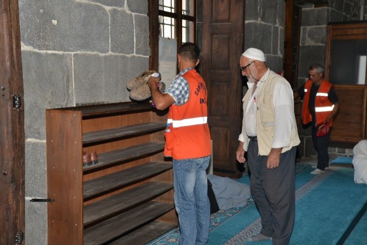 Diyarbakır’daki ibadethanelerde temizlik çalışmalarına başlandı