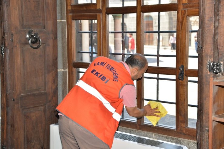 Diyarbakır’daki ibadethanelerde temizlik çalışmalarına başlandı