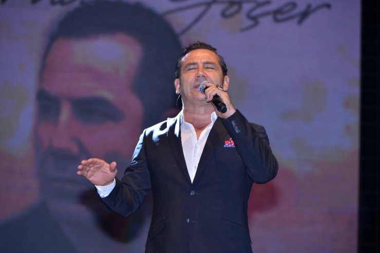 İzmitli Ferhat Göçer Fuar konserinde duygusal anlar yaşadı