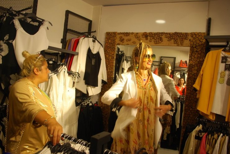 Tuğba Özay, Salihli’de butik açılışına katıldı