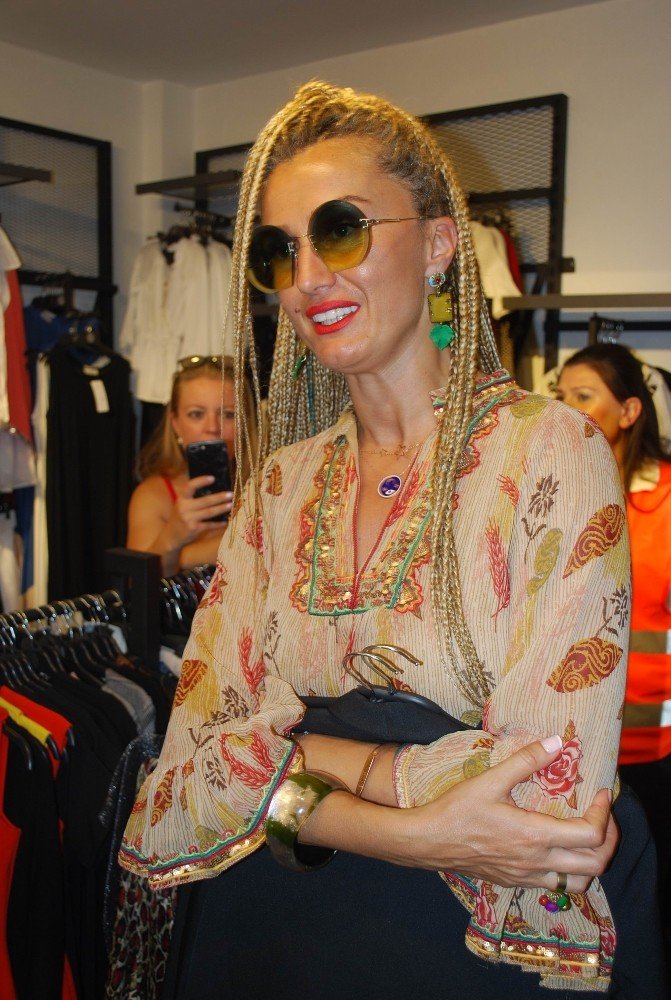 Tuğba Özay, Salihli’de butik açılışına katıldı