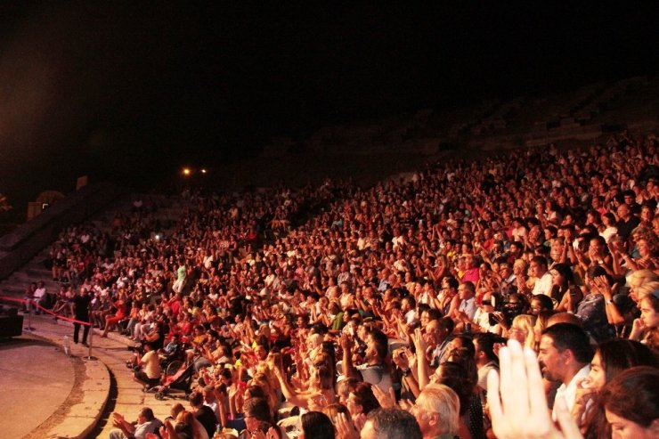 Sibel Can tatilcileri coşturdu