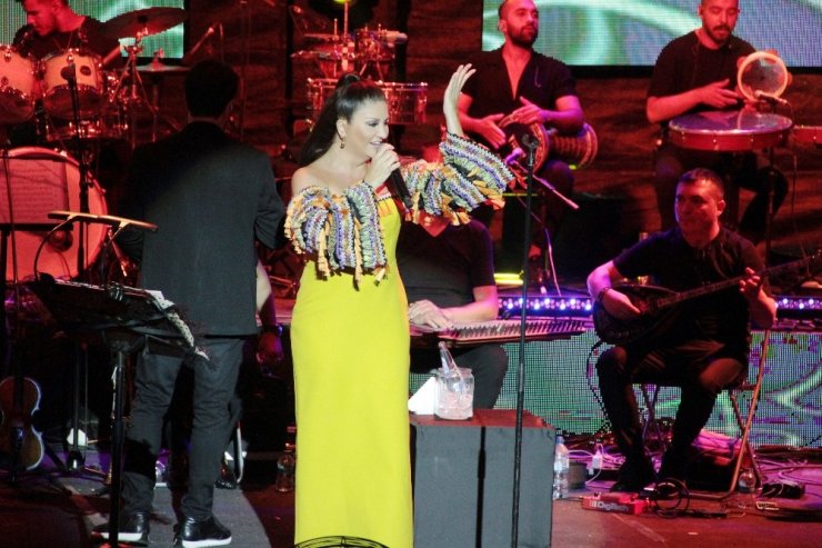 Sibel Can tatilcileri coşturdu