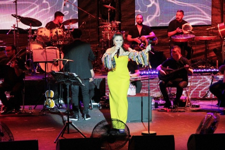 Sibel Can tatilcileri coşturdu