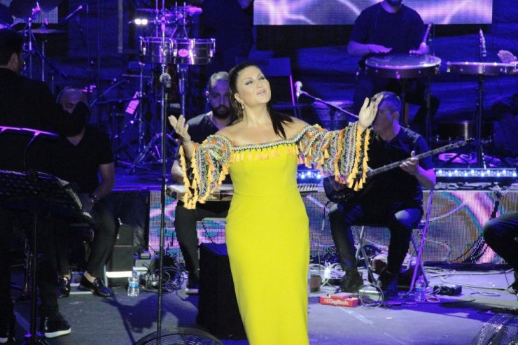 Sibel Can tatilcileri coşturdu