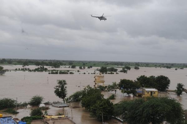 Hindistan’daki sel felaketinde ölü sayısı 95’e çıktı