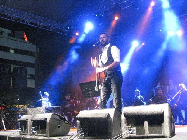 Alişan Kocaeli konserinde sevenleri ile buluştu