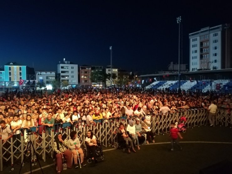 Alişan Kocaeli konserinde sevenleri ile buluştu