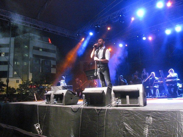 Alişan Kocaeli konserinde sevenleri ile buluştu