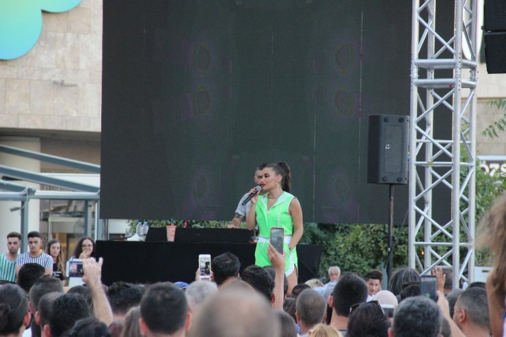 İrem Derici İzmir Optimum’u salladı