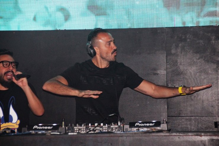 Demet söyledi Okan çaldı