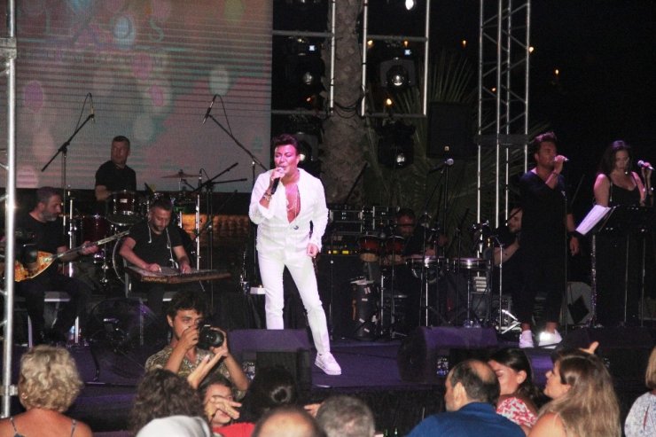 Fatih Ürek bayramın 1’inci günü tatilcileri coşturdu