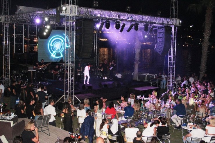 Fatih Ürek bayramın 1’inci günü tatilcileri coşturdu