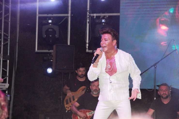 Fatih Ürek bayramın 1’inci günü tatilcileri coşturdu