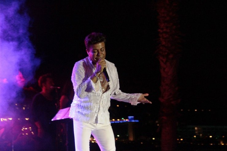 Fatih Ürek bayramın 1’inci günü tatilcileri coşturdu