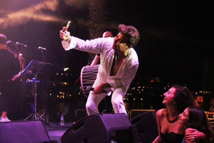 Fatih Ürek bayramın 1’inci günü tatilcileri coşturdu