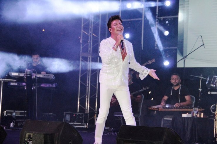 Fatih Ürek bayramın 1’inci günü tatilcileri coşturdu