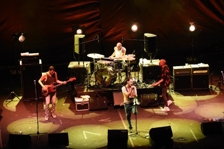 Kıvılcım, Kaan’ı aşk dolu gözlerle izledi