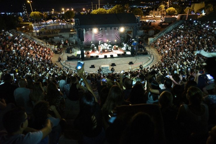 Kıvılcım, Kaan’ı aşk dolu gözlerle izledi