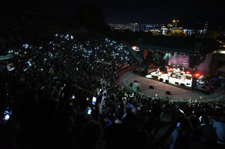 Kıvılcım, Kaan’ı aşk dolu gözlerle izledi