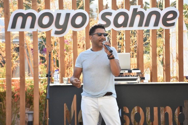 Sahneden inip kendini bir anda denize bıraktı