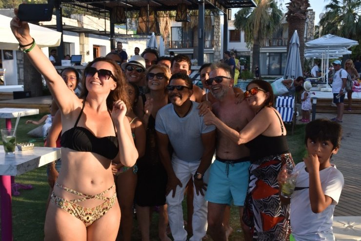 Sahneden inip kendini bir anda denize bıraktı