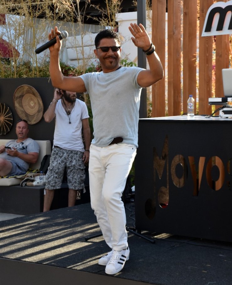 Sahneden inip kendini bir anda denize bıraktı