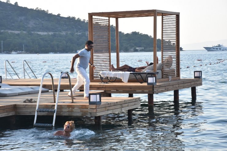 Sahneden inip kendini bir anda denize bıraktı