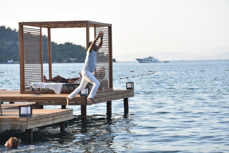 Sahneden inip kendini bir anda denize bıraktı