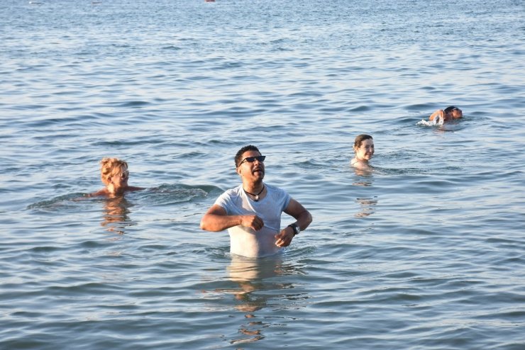 Sahneden inip kendini bir anda denize bıraktı