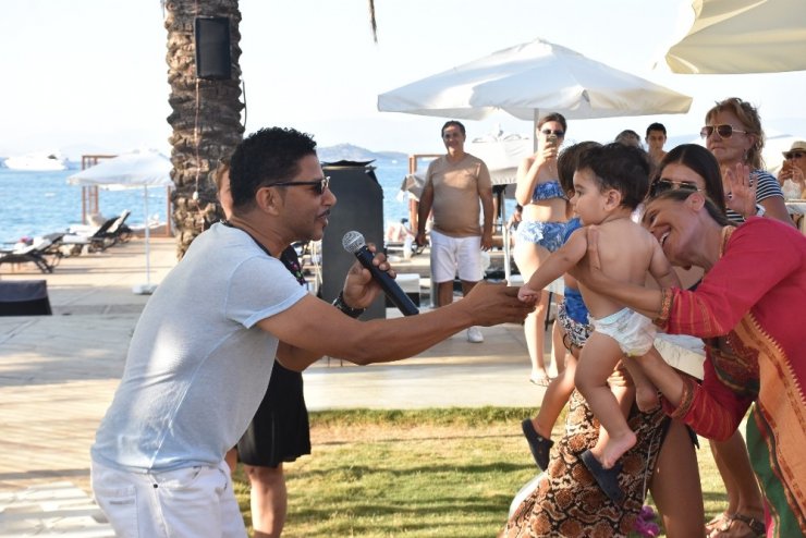 Sahneden inip kendini bir anda denize bıraktı