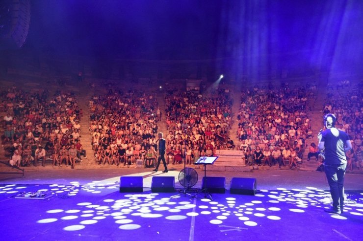 Manuş Baba’dan tarihi antik tiyatroda konser