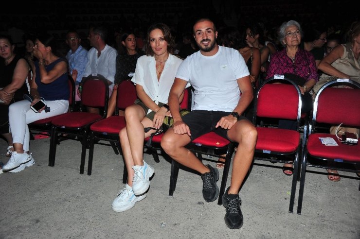 Sertap Erener Çeşme’de coştu, coşturdu