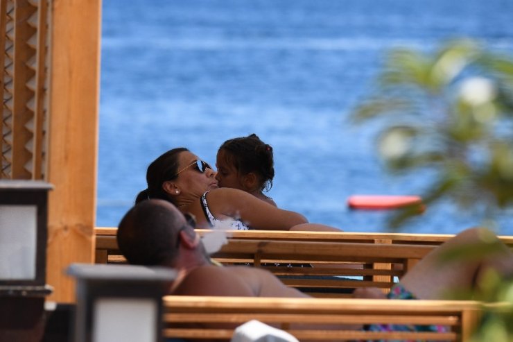 Akalın, bayram tatilini şezlongda geçirdi