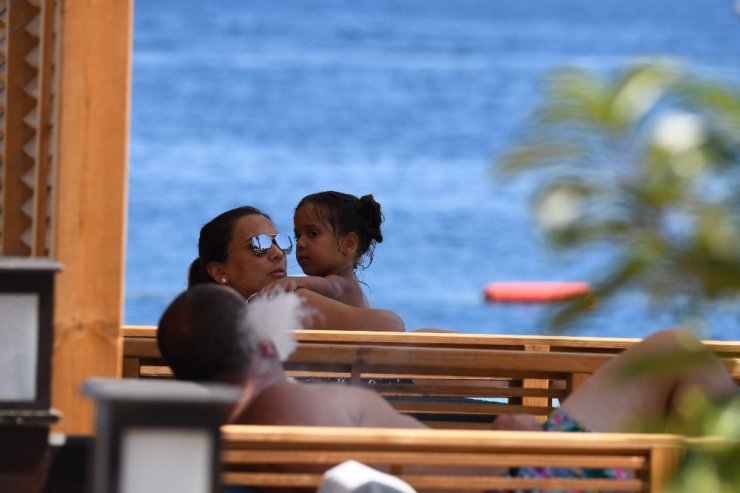 Akalın, bayram tatilini şezlongda geçirdi