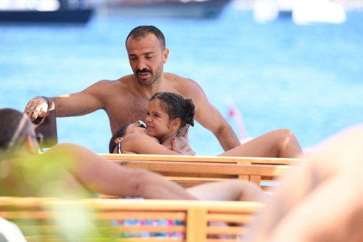 Akalın, bayram tatilini şezlongda geçirdi