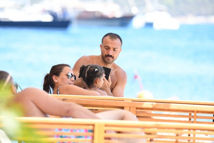 Akalın, bayram tatilini şezlongda geçirdi