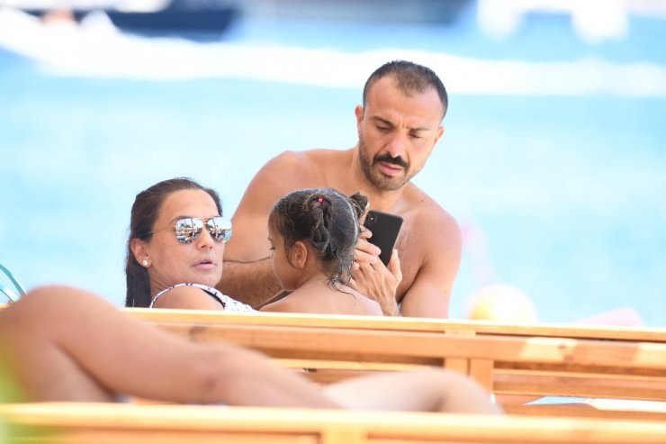 Akalın, bayram tatilini şezlongda geçirdi